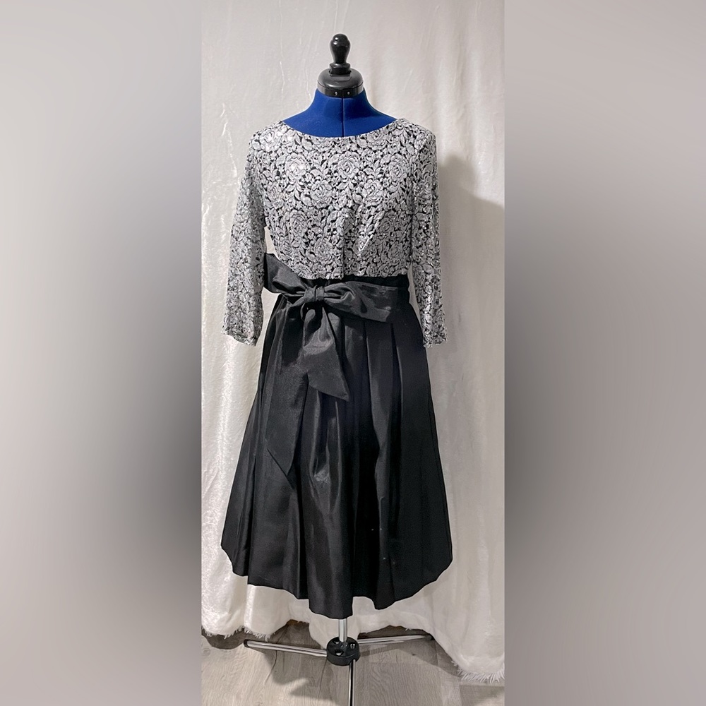 Brand: Jessica Howard
Size: 14
Color: Black with Silver